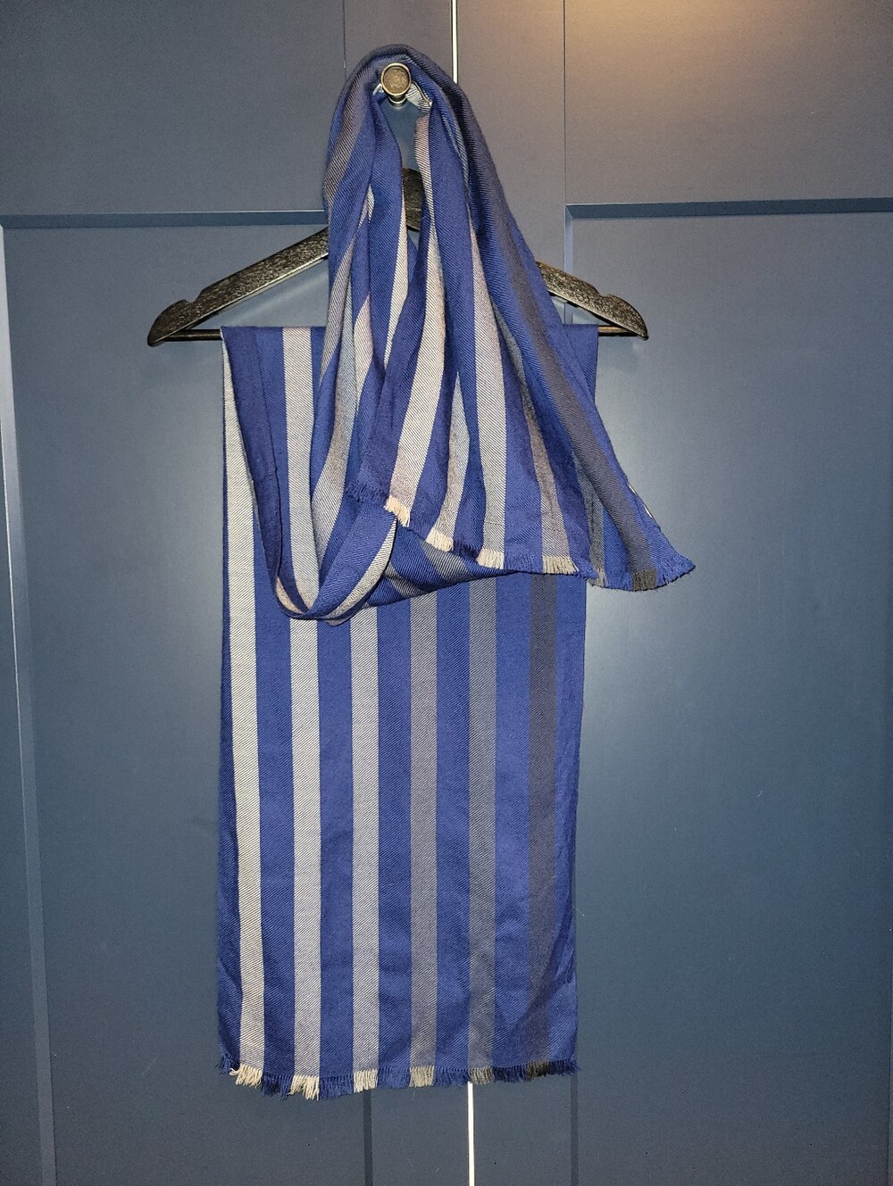 BANANA REPUBLIC 100% WOOL SCARF in DARK BLUE